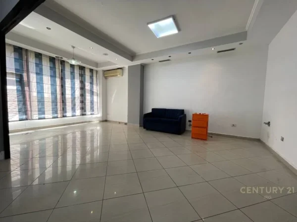 Tirane, jepet me qera zyre Kati 1, 52 m² 650 € (Rruga Islam Alla)