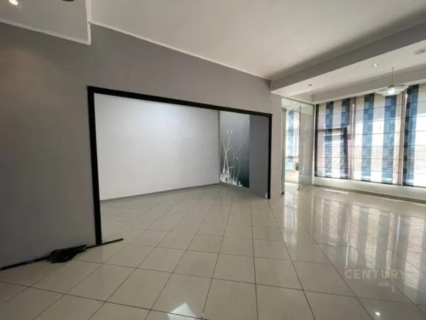 Tirane, jepet me qera zyre Kati 1, 52 m² 650 € (Rruga Islam Alla)