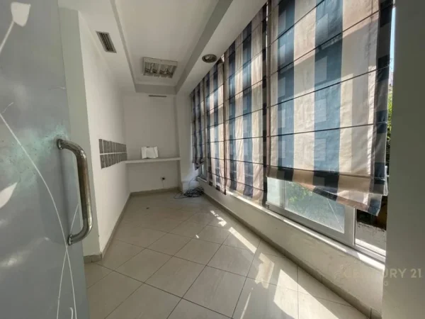 Tirane, jepet me qera zyre Kati 1, 52 m² 650 € (Rruga Islam Alla)