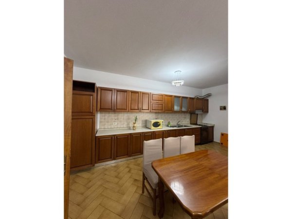 Tirane, jepet me qera apartament 2+1 Kati 3, 115 m² 600 € (Tregu Elektrik)