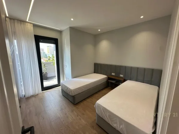 Tirane, jepet me qera apartament 2+1+Ballkon Kati 8, 85 m² 1.200 € (Rruga e Elbasanit)