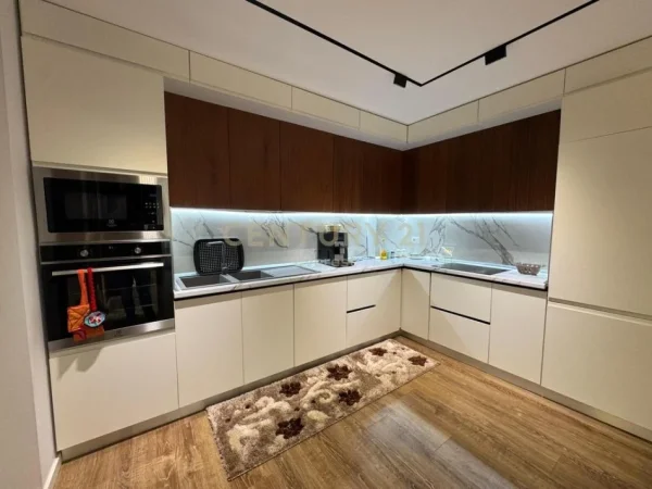 Tirane, jepet me qera apartament 2+1+Ballkon Kati 4, 120 m² 1.100 € (Kompleksi Turdiu)