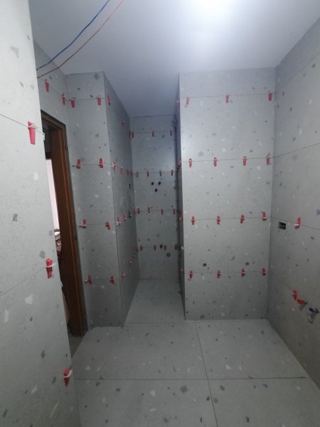 Tirane, ofroj Shtrim&Veshje pllakash mermeri