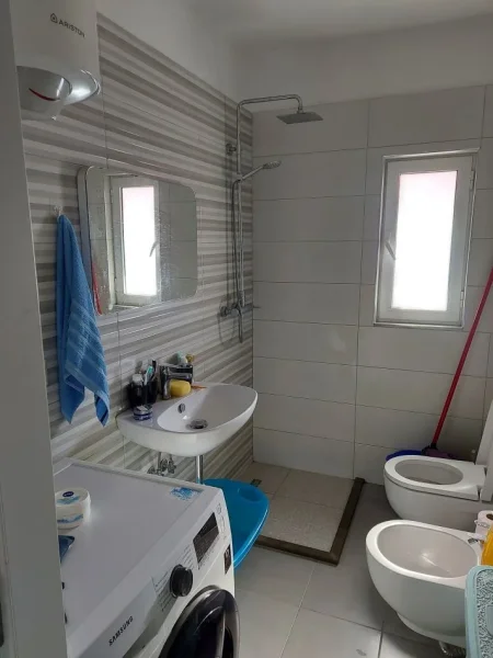 Tirane, jepet me qera apartament 2+1+Ballkon Kati 5, 75 m² 500 € (Rruga Demir Zyko)