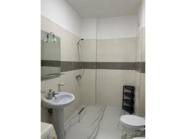 Tirane, jepet me qera apartament Kati 6, 70 m² 550 € (Rruga 5 Maji)