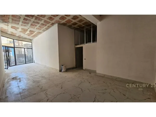 Tirane, jepet me qera ambjent biznesi Kati 1, 104 m² 1.800 € (Mine Peza)