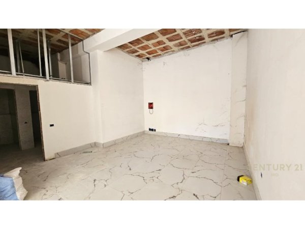 Tirane, jepet me qera ambjent biznesi Kati 1, 104 m² 1.800 € (Mine Peza)