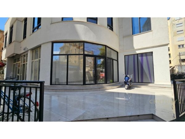 Tirane, jepet me qera ambjent biznesi Kati 1, 104 m² 1.800 € (Mine Peza)