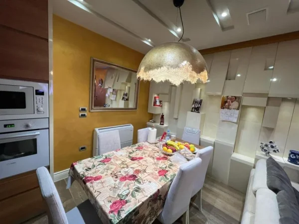 Tirane, jepet me qera apartament 3+1 Kati 5, 110 m² 750 € (Astir: Pran Bar Artisti)