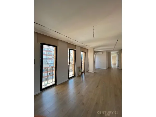 Tirane, jepet me qera zyre Kati 7, 128 m² 1.000 € (Siri Kodra)