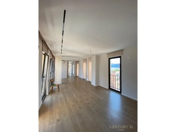 Tirane, jepet me qera zyre Kati 7, 128 m² 1.000 € (Siri Kodra)