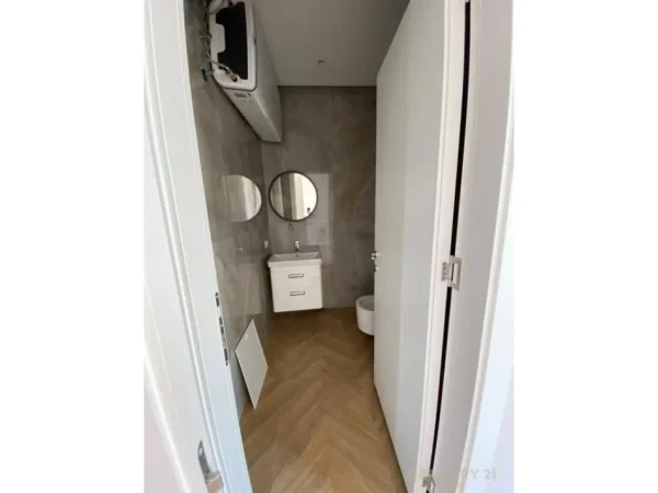 Tirane, jepet me qera zyre Kati 7, 128 m² 1.000 € (Siri Kodra)