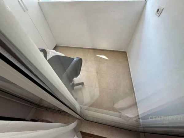 Tirane, jepet me qera apartament 2+1 Kati 3, 71 m² 700 € (Rruga Gjon Muzaku)