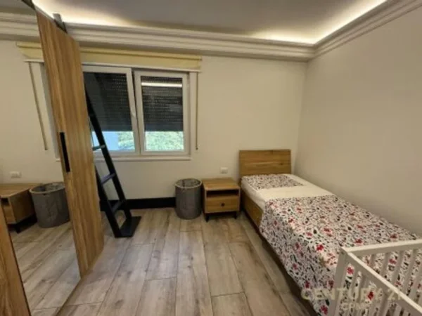 Tirane, jepet me qera apartament 3+1 Kati 3, 170 m² 1.700 € (Sunrise Rezidence)
