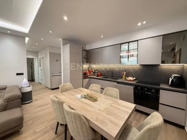 Tirane, jepet me qera apartament 2+1+Ballkon Kati 2, 120 m² 1.500 € (Rezidenca Sofia)