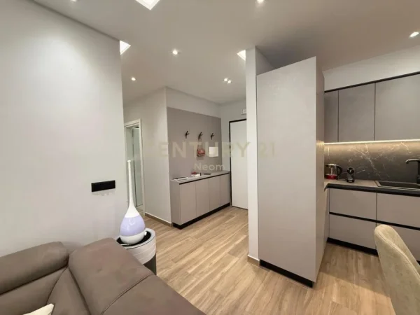 Tirane, jepet me qera apartament 2+1+Ballkon Kati 2, 120 m² 1.500 € (Rezidenca Sofia)
