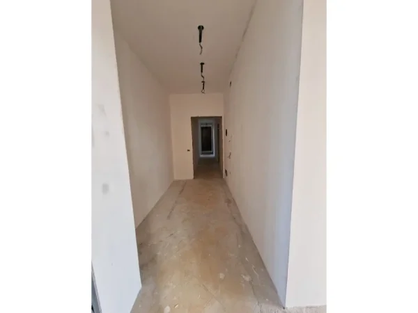 Tirane, jepet me qera ambjent biznesi Kati 5, 1.346 m² 25.000 € (Sauk)