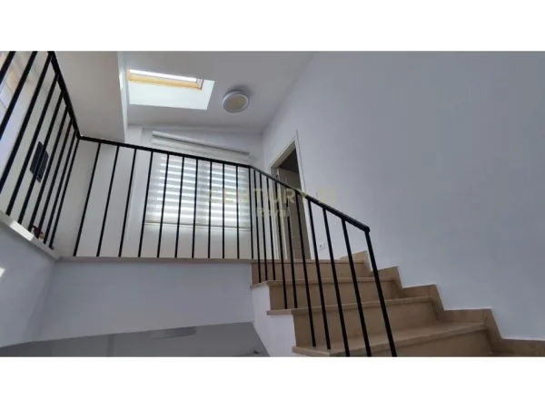 Tirane, jepet me qera ambjent biznesi Kati 3, 313 m² 1.500 € (Yzberisht)