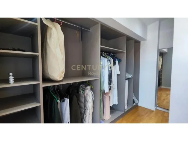 Tirane, jepet me qera ambjent biznesi Kati 3, 313 m² 1.500 € (Yzberisht)