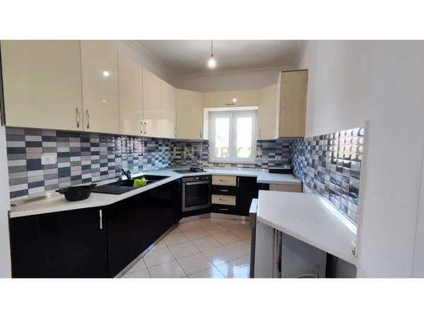 Tirane, jepet me qera ambjent biznesi Kati 3, 313 m² 1.500 € (Yzberisht)