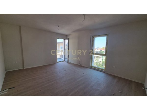 Tirane, jepet me qera ambjent biznesi Kati 4, 76 m² 400 € (Xhamlliku)