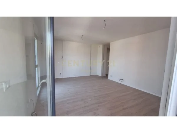 Tirane, jepet me qera ambjent biznesi Kati 4, 76 m² 400 € (Xhamlliku)