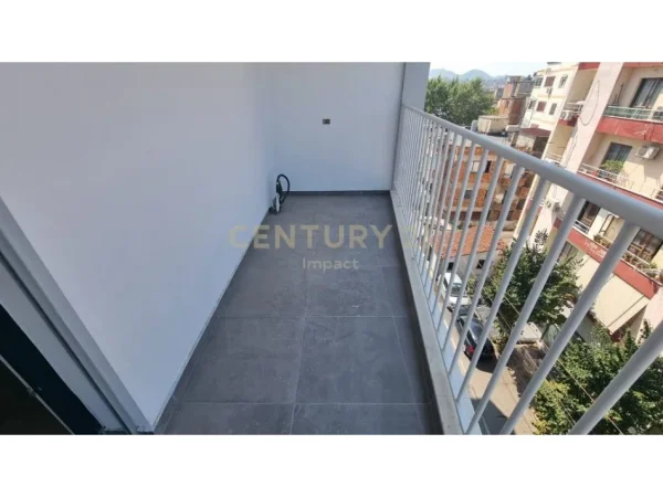 Tirane, jepet me qera ambjent biznesi Kati 4, 76 m² 400 € (Xhamlliku)