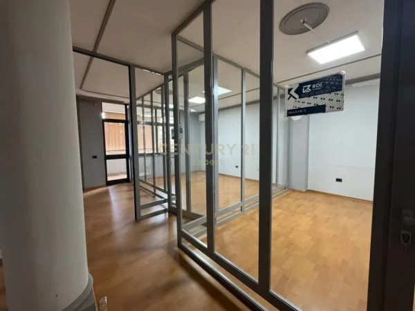 Tirane, jepet me qera ambjent biznesi Kati 3, 147 m² 1.000 € (Bulevardi Zogu 1)