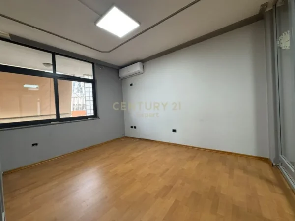 Tirane, jepet me qera ambjent biznesi Kati 3, 147 m² 1.000 € (Bulevardi Zogu 1)