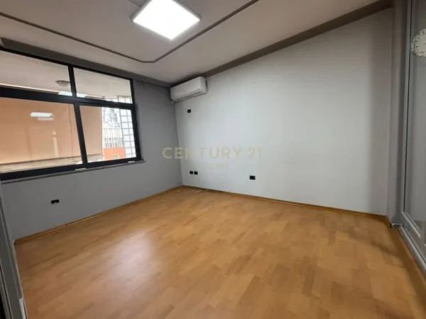 Tirane, jepet me qera ambjent biznesi Kati 3, 147 m² 1.000 € (Bulevardi Zogu 1)
