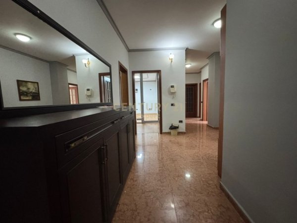 Tirane, jepet me qera ambjent biznesi Kati 3, 147 m² 1.000 € (Bulevardi Zogu 1)