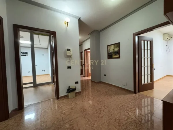 Tirane, jepet me qera ambjent biznesi Kati 3, 147 m² 1.000 € (Bulevardi Zogu 1)