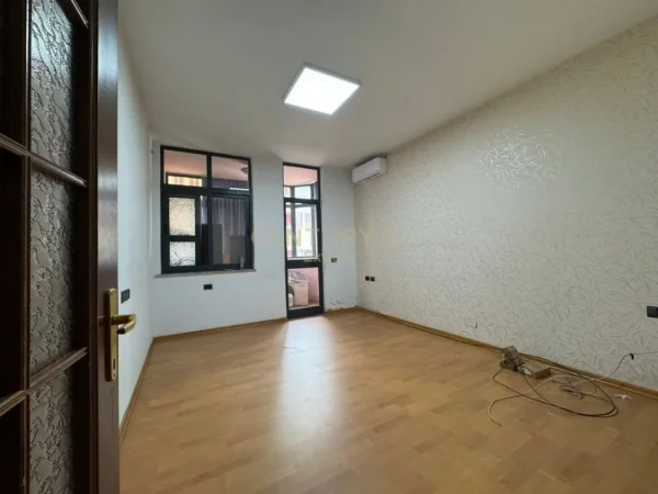 Tirane, jepet me qera ambjent biznesi Kati 3, 147 m² 1.000 € (Bulevardi Zogu 1)