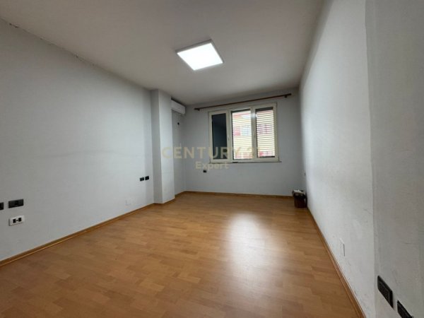 Tirane, jepet me qera ambjent biznesi Kati 3, 147 m² 1.000 € (Bulevardi Zogu 1)