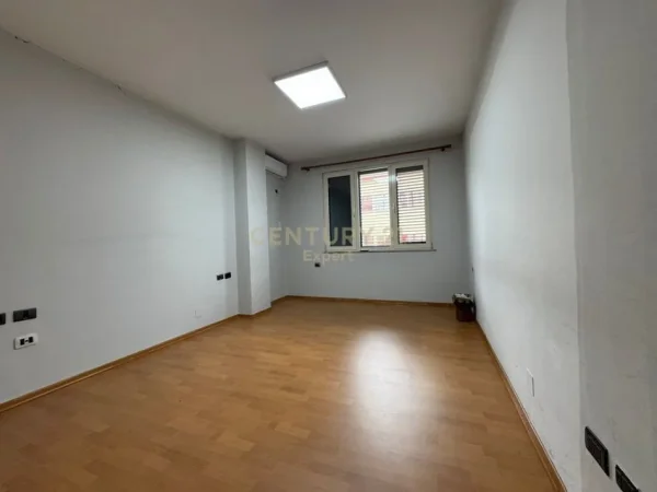 Tirane, jepet me qera ambjent biznesi Kati 3, 147 m² 1.000 € (Bulevardi Zogu 1)