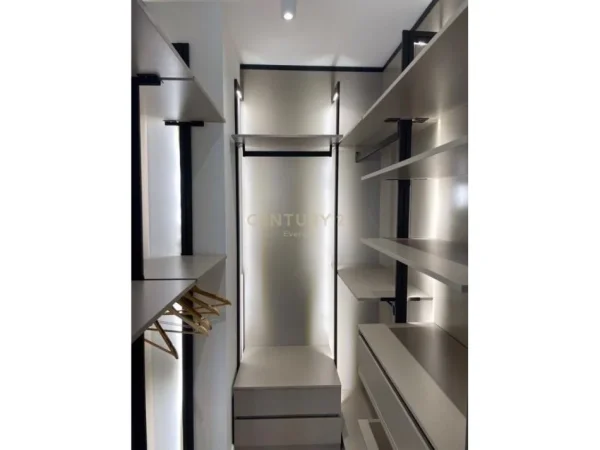 Tirane, jepet me qera apartament 1+1 Kati 8, 70 m² 1.000 € (Bulevardi Zogu 1)