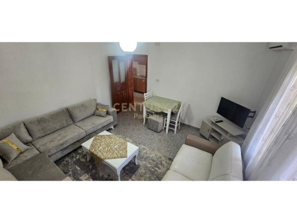 Tirane, jepet me qera apartament 1+1 Kati 1, 65 m² 450 € (Ish Parku)