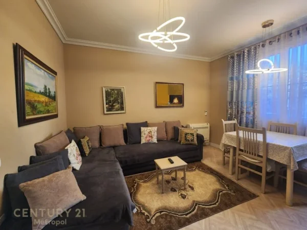 Tirane, jepet me qera apartament 2+1 Kati 1, 70 m² 700 € (Vila Gold)