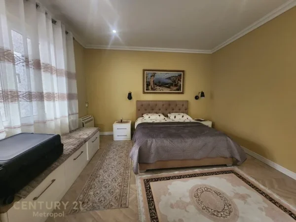 Tirane, jepet me qera apartament 2+1 Kati 1, 70 m² 700 € (Vila Gold)