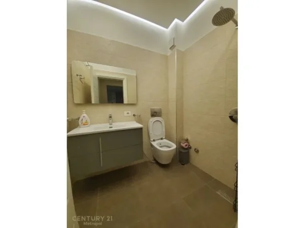 Tirane, jepet me qera apartament 2+1 Kati 1, 70 m² 700 € (Vila Gold)