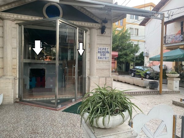 Tirane, shitet lokal Kati 0, 136 m² 187.000 € (ne Kombinat Tirane.)