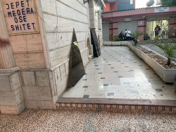 Tirane, shitet lokal Kati 0, 136 m² 187.000 € (ne Kombinat Tirane.)