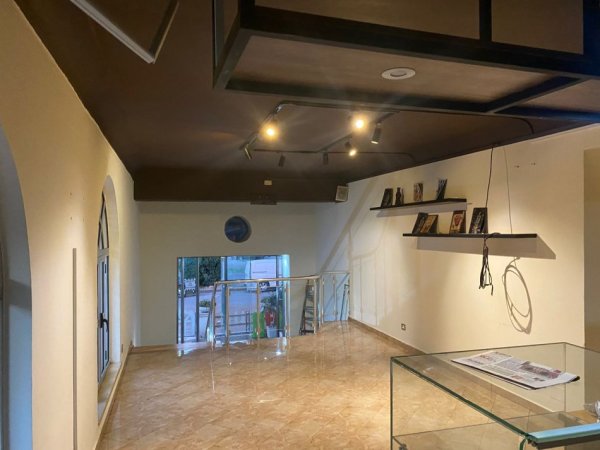 Tirane, shitet lokal Kati 0, 136 m² 187.000 € (ne Kombinat Tirane.)