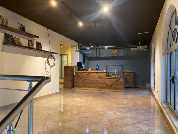 Tirane, shitet lokal Kati 0, 136 m² 187.000 € (ne Kombinat Tirane.)