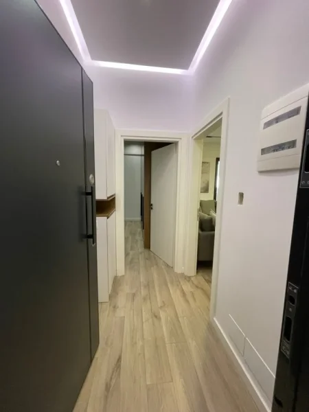 Tirane, jepet me qera apartament 1+1+Ballkon Kati 3, 79 m² 850 € (Square21)