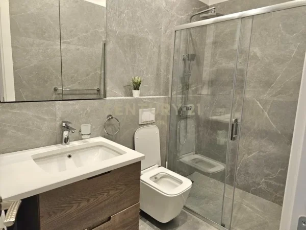 Tirane, jepet me qera apartament 2+1+Ballkon Kati 2, 61 m² 1.000 € (Kodra e Diellit)