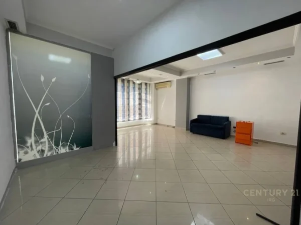 Tirane, jepet me qera ambjent biznesi Kati 1, 52 m² 650 € (Rr.e Kavajes)