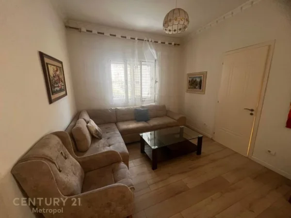 Tirane, jepet me qera Vile 2+1 Kati 3, 100 m² 700 € (Rr.e Kavajes)