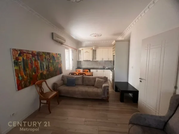 Tirane, jepet me qera Vile 2+1 Kati 3, 100 m² 700 € (Rr.e Kavajes)