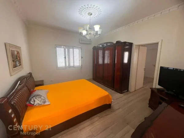 Tirane, jepet me qera Vile 2+1 Kati 3, 100 m² 700 € (Rr.e Kavajes)